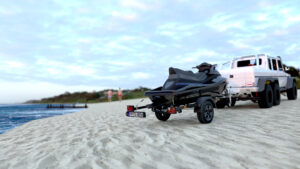 nowoczesna czarna przyczepa do transportu skuterów wodnych black jet ski trailer